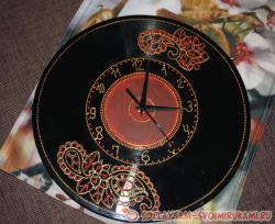 Точечная роспись часов, из виниловой пластинки.