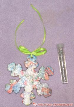 Декупаж снежинки на елочку