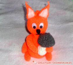 Вязаная игрушка «Белочка»