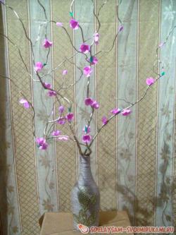 Ваза с цветами на ветке