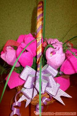 Композиция «Корзина с цветами из конфет»