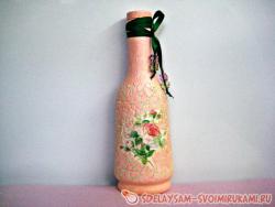 Украшение стеклянной бутылки яичной скорлупы.