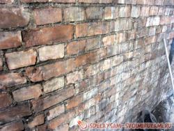 Различные способы выравнивания кирпичных стен