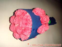 Букет с цветами из гофрированной бумаги