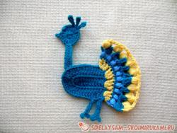Вязаная аппликация крючком "павлин"