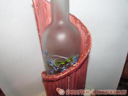 Подставка под бутылку вина из газетных трубочек