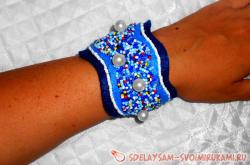 Браслет из фетра с узором из бисера