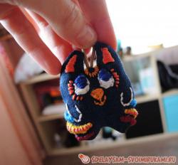 Брелок в виде зверька с вышивкой