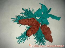 Веточка ели с шишками