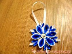 Новогодняя снежинка в технике канзаши