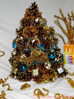 Елочка из лесных шишек