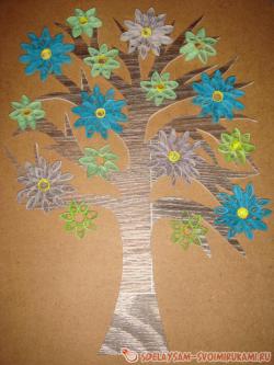 Дерево с листьями и цветами