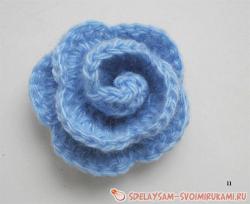 Как связать крючком голубую розочку