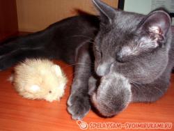 Меховая игрушка-мышка для кота