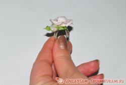 Кольцо-роза из холодного фарфора