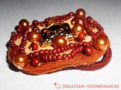 Резинка для волос из фетра и бисера