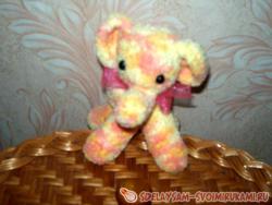 Слоненок из разноцветных ниток