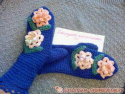 Варежки с объемными цветами