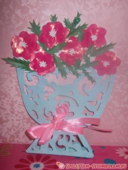 Ажурная вазочка с цветами из бумаги