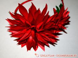 Обруч из атласных лент с композицией из хризантем