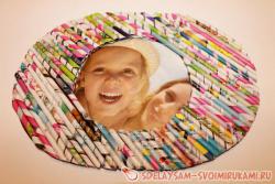 Фоторамка из газетных трубочек