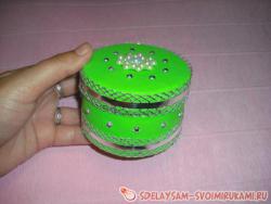 Шкатулка из бобины с отделкой лентами и фоамираном