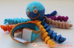 Игрушка на ручку «Осьминожка» крючком