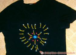 Как украсить футболку булавками и бисером