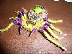 Паук из фольги и ниток