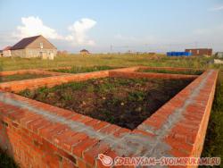 Плюсы и минусы строительства цоколя из красного кирпича