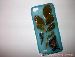 Украшение чехла для телефона осенними листьями и сухоцветами