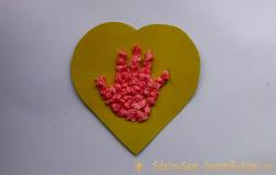 Открытка «Сердечко с детской ладошкой»