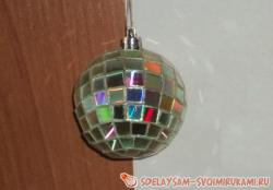 Мастер-класс по созданию новогодней игрушки, шар из компакт-дисков.