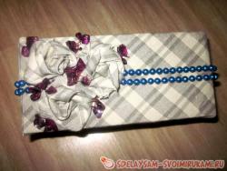 Шкатулка украшенная тканью, цветами из ткани и бусами