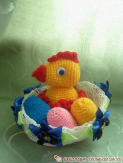 Пасхальная курочка с яйцами