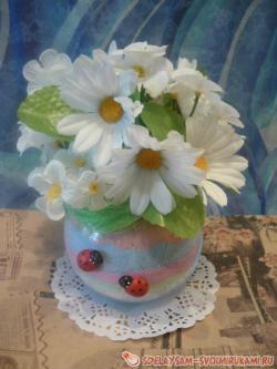 Композиция из цветной соли и искусственных цветов