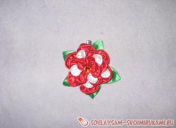 Брошка из атласа и атласных лент