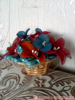 Корзинка с цветами из капрона