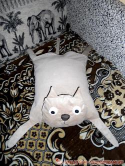 Кот-подушка
