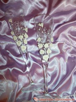 Украшения свадебных бокалов розами из пластики