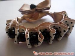 Браслет из лент и бусин