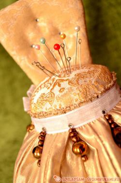 Игольница в виде кукольного стульчика