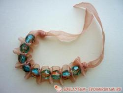 Браслет из ленты и бусин