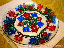 Роспись тарелки глиттерами