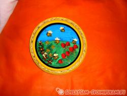 Декоративная тарелочка «Пчелы на цветах»