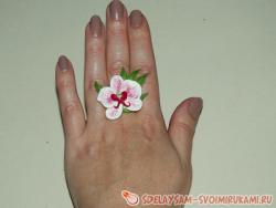 Кольцо из холодного фарфора с орхидеей