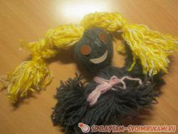 Кукла из шерстяных ниток