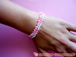 Браслет с сердечками из бисера