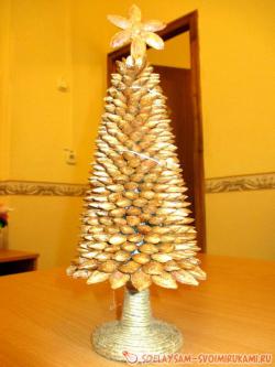 Елка из сливовых косточек