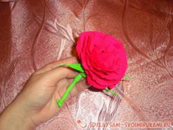 Пышная роза из гофрированной бумаги